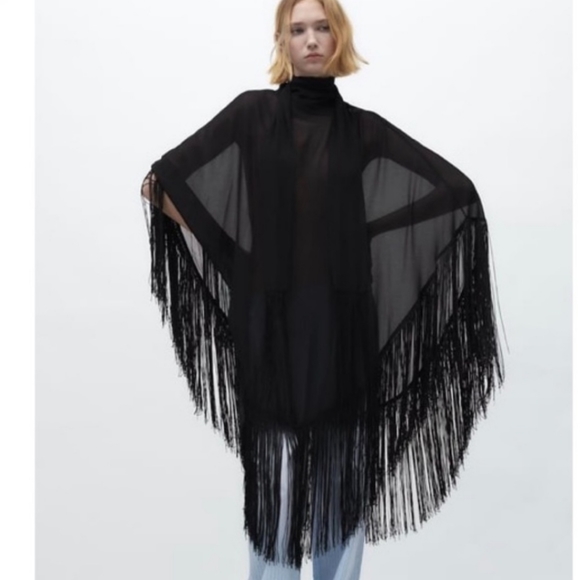 ZARA MESH FRINGED GAUZE CAPE
High collar cape with multi-positional tie detail. - Picture 13 of 13